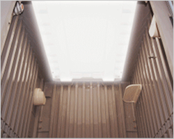 天井パネルに光の透過性のよい材質を使用。