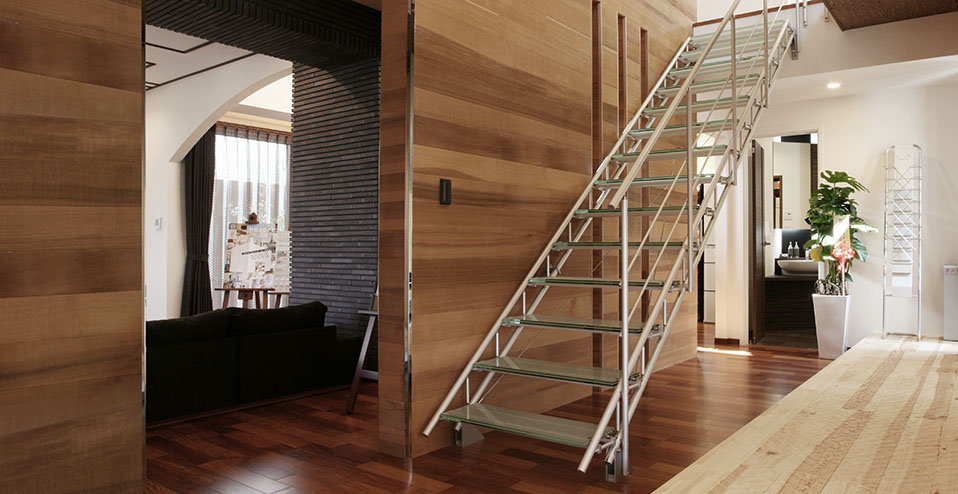 最小限の部材による形状美、アルミ室内用階段『TAS STEP』 渡辺パイプ | イプロス都市まちづくり